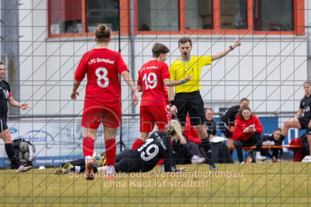20250223_141338_0557 | #,1.FC Donzdorf (rot) vs. TSV Tettnang (schwarz), Fussball, Frauen-WFV-Pokal Achtelfinale, Saison 2024/2025, Rasenplatz Lautertal Stadion, Süßener Straße 16, 73072 Donzdorf, 23.02.2025 - 13:00 Uhr,Foto: PhotoPeet-Sportfotografie/Peter Harich