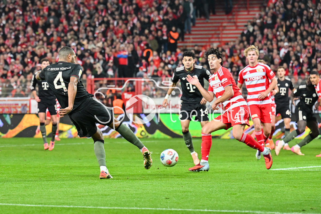 1. FC Union Berlin - FC Bayern München | Berlin, DEUTSCHLAND - 8. NOVEMBER: der Schuss von Jonathan TAH (FC Bayern Munich 4) wird von Diogo LEITE (Union Berlin 4) geblockt während dem Bundesligamatch zwischen dem 1. FC Union Berlin und dem FC Bayern München am 10. Spieltag im Stadion an der alten Försterei am 8. November 2025 in Berlin, Germany / DFL REGULATIONS PROHIBIT ANY USE OF PHOTOGRAPHS AS IMAGE SEQUENCES AND/OR QUASI-VIDEO