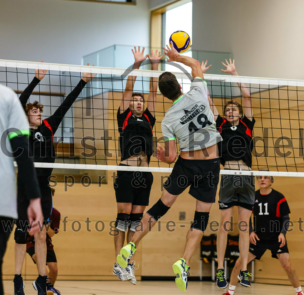 2021-11-27_099_TuS_Oberding_II_gegen_MTV_1881_Ingolstadt_III | Oberding, Deutschland, 27.11.2021:
Volleyball, Kreisliga 2021 / 2022, 5. Spieltag, TuS Oberding II gegen MTV 1881 Ingolstadt III, Endergebnis: 3:2

Hayden Lorenz (TuS Oberding, #9), Christoph Stegemann (TuS Oberding, #7), Karl Scholz (TuS Oberding, #3)

Foto: Christian Riedel / fotografie-riedel.net