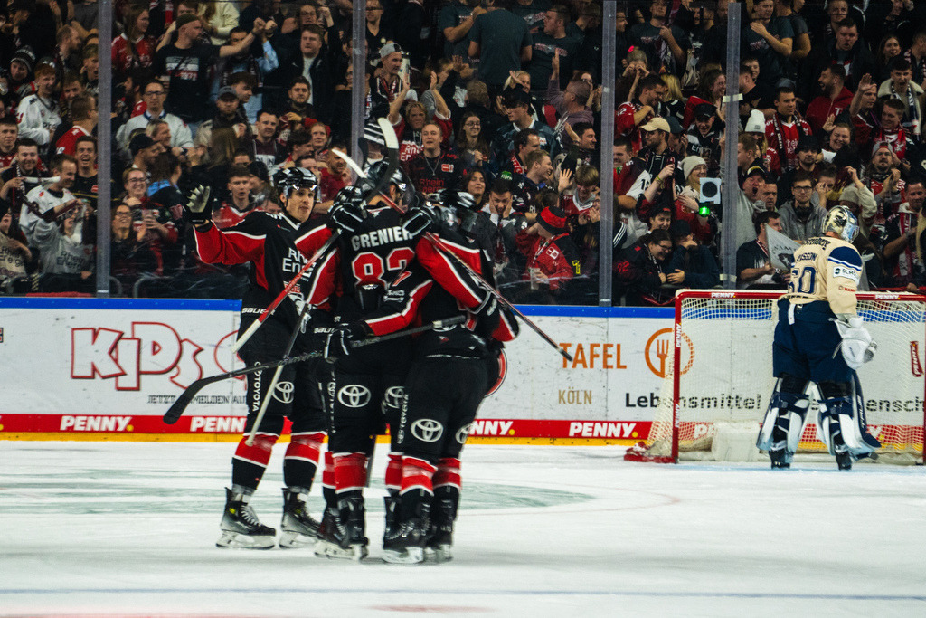 DEL, Deutsche Eishockey Liga Saison 2024/25, 8. Spieltag: Kölner Haie gegen Schwenninger Wild Wings | 11.10.2024, DEL, Deutsche Eishockey Liga Saison 2024/25, 8. Spieltag: Kölner Haie gegen Schwenninger Wild WingsBild: Erstes Tor für die Kölner Haie - Realisiert mit Pictrs.com