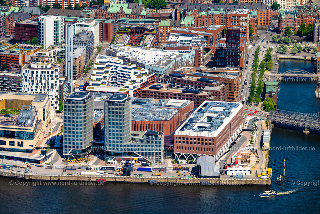 Hamburg_Chicargokai_Westfield_Hafencity_ELS_7040200625 | HAMBURG 20.06.2025 Gebäudekomplexedes am Überseequartier am Chicagokai - Osakaallee im Bereich des ehemaligen Grasbrooks im Ortsteil Hafencity in Hamburg, Deutschland. Weiterführende Informationen bei: CHRISTIAN DE PORTZAMPARC,  Depenbrock Bau GmbH & Co. KG,  F + Z Baugesellschaft, Zweigniederlassung der Hecker Bau GmbH & Co. KG,  Stump-Franki Spezialtiefbau GmbH,  Unibail-Rodamco Germany GmbH,  Unibail-Rodamco ÜSQ Süd Quartiersmanagement GmbH. // Building complex at the Ueberseequartier on Chicagokai - Osakaallee in the area of the former Grasbrook in the Hafencity district of Hamburg, Germany. Further information at: CHRISTIAN DE PORTZAMPARC,  Depenbrock Bau GmbH & Co. KG,  F + Z Baugesellschaft, Zweigniederlassung der Hecker Bau GmbH & Co. KG,  Stump-Franki Spezialtiefbau GmbH,  Unibail-Rodamco Germany GmbH,  Unibail-Rodamco UeSQ Sued Quartiersmanagement GmbH. Foto: Martin Elsen