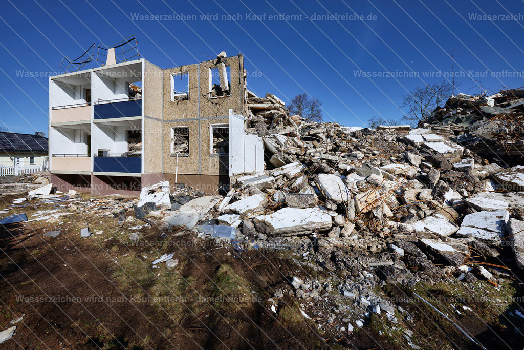 Abriss des Wohnblocks Ratzener Straße 25–29im Wohnkomplex VIII in Hoyerswerda am 25. Februar 2026 | Abriss des Wohnblocks Ratzener Straße 25–29im Wohnkomplex VIII in Hoyerswerda am 25. Februar 2026 - Realisiert mit Pictrs.com