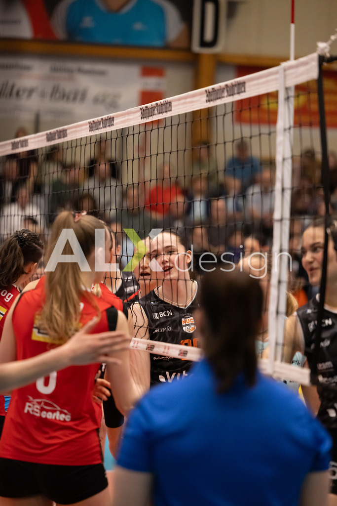 Volleyball I Frauen I Saison 2025-2026 I Volleyball NLA | Women I  Playoffs Finals 2/5 I  VC Kanti Schaffhausen - viteos NUC I  10.04.2026 | Spielerinnen klatschen sich ab - Realisiert mit Pictrs.com