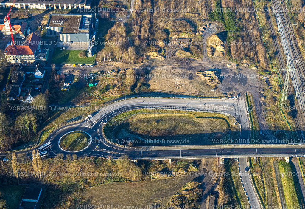 Duisburg241202079 | Luftbild, neuer Kreisverkehr Baustelle für geplantes Duisburger Wohnquartier am ehemaligen Rangierbahnhof Wedau, an der Sechs-Seen-Platte, Wedau, Duisburg, Ruhrgebiet, Nordrhein-Westfalen, Deutschland