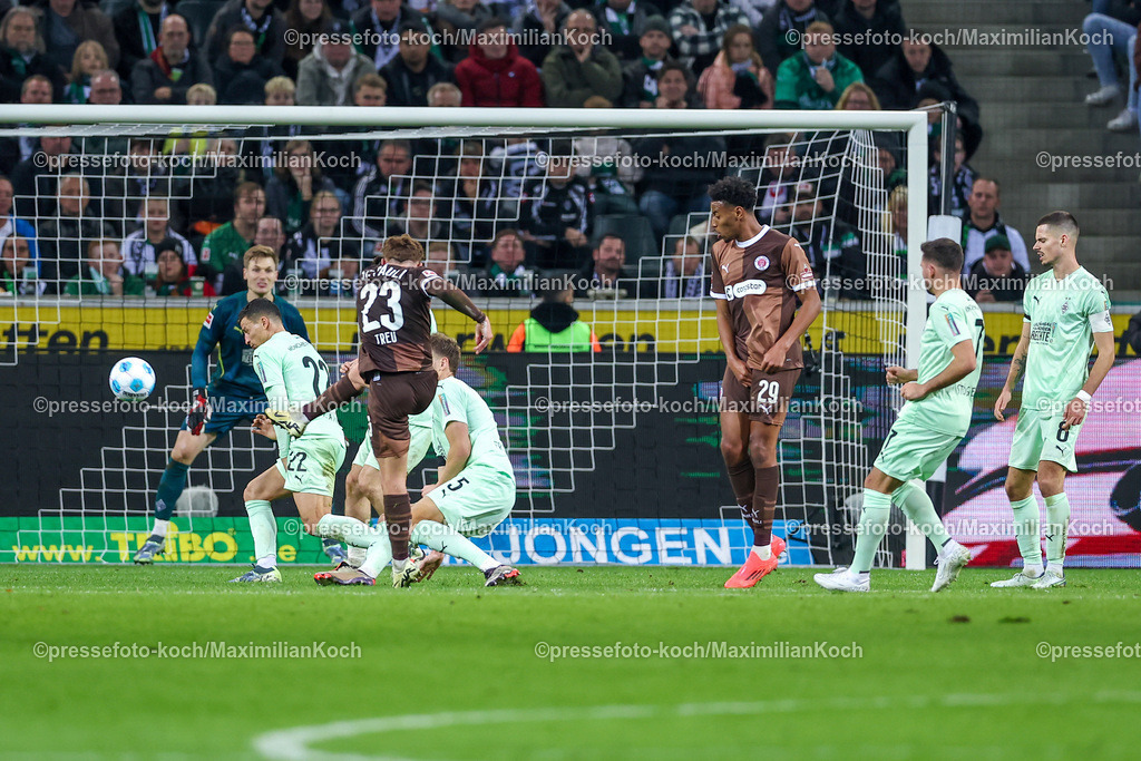 BMG24112401081 | 24.11.2024, Fußball, Borussia Mönchengladbach - FC St. Pauli, 1. Fußball Bundesliga, Borussia-Park, Saison 2024 2025: Philipp Treu (St.Pauli #23) schiesst auf das TorDFB regulations prohibit any use of photographs as image sequences and or quasi-video.
