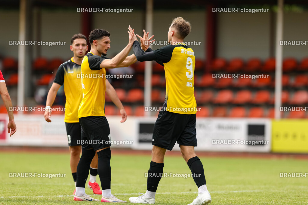 1_SVSKFC_20250726_0498.JPG -  - SV Schermbeck - KFC Uerdingen  - Testspiel | Schermbeck, Deutschland, 26.07.25: Etienne-Noel Reck (KFC Uerdingen) Torjubel, jubelt mit seiner Mannschaft nach dem Treffer zum 0:2 während des Testspiel Spiels zwischen SV Schermbeck - KFC Uerdingen  in der Volksbank Arena am 26. July 2025 in Schermbeck, Deutschland. (Foto von Stefan Brauer/Brauer-Fotoagentur)