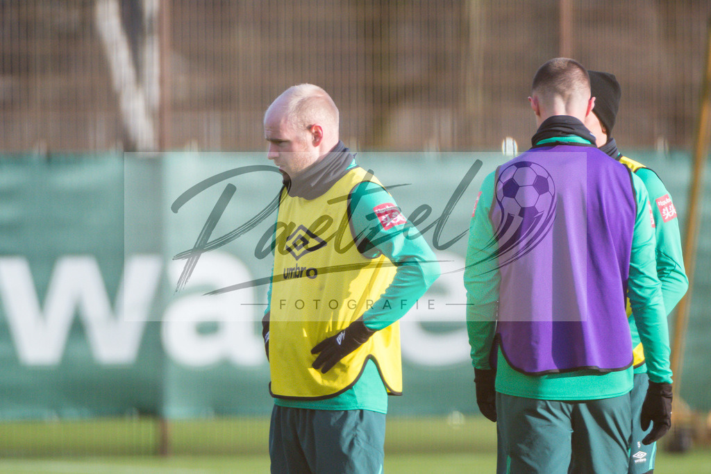20200218_TRASVW_0074 | Fussball, Herren: Davy Klaassen (Werder Bremen) schaut waehrend der Trainingseinheit des SV Werder Bremen auf dem wohninvest Weserstadion Trainingsplatz am 18.02.2020 in Bremen, Deutschland. - Realisiert mit Pictrs.com