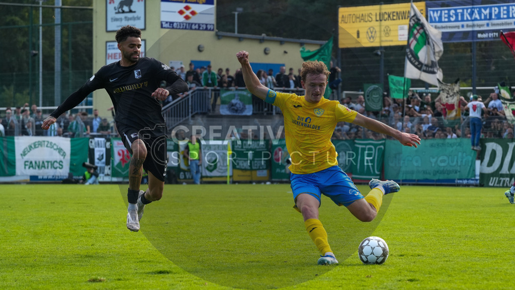 Fußball, Herren, Saison 2025/2026, Regionalliga Nordost, 10. Spieltag, FSV 63 Luckenwalde vs. BSG Chemie Leipzig, Samstag 27.09.2025, Werner-Seelenbinder-Stadion Luckenwalde, | Fußball, Herren, Saison 2025/2026, Regionalliga Nordost, 10. Spieltag, FSV 63 Luckenwalde vs. BSG Chemie Leipzig, Samstag 27.09.2025, Werner-Seelenbinder-Stadion Luckenwalde, Im Bild: Stanley Ratifo (l. Chemie) und Remo Merke (r. Luckenwalde) - Realisiert mit Pictrs.com