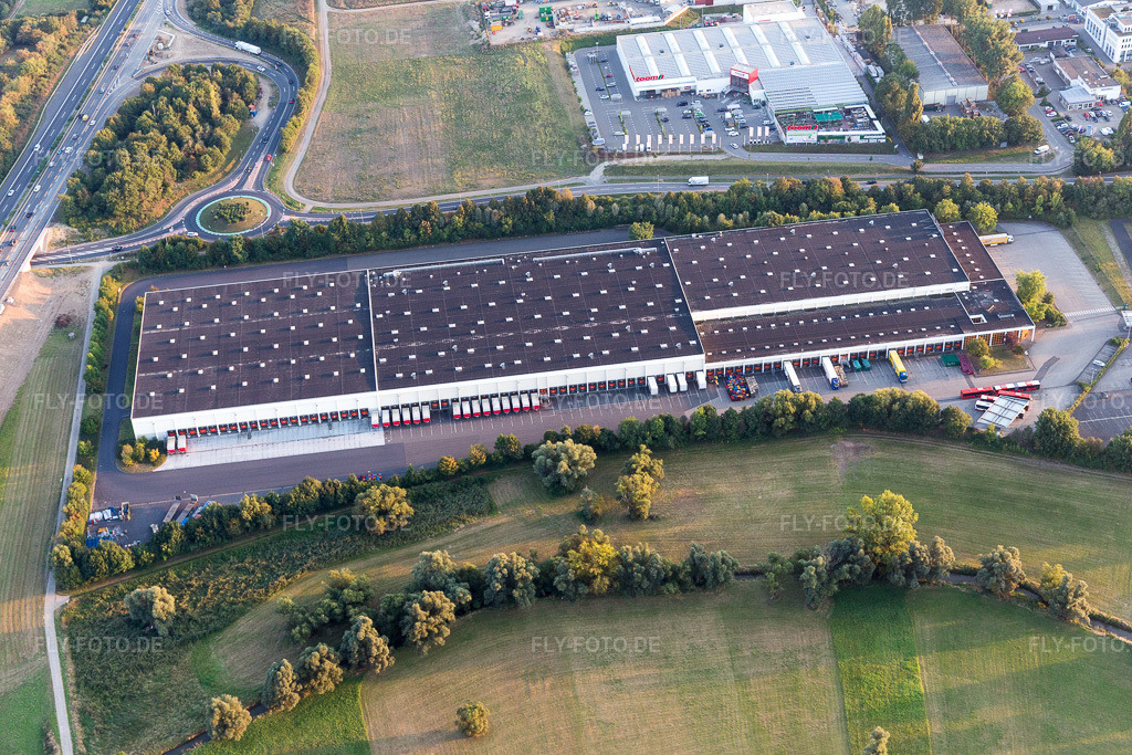 Luftbild: Gebäudekomplex und Logistikzentrum auf dem Gelände Tengelmann Warenhandelsgesellschaft LD- lager an der A63 in Nieder-Olm im Bundesland Rheinland-Pfalz in Deutschland. Foto: IMG_094709.jpg vom 21.09.2016 durch Werner Riehm/FLY-FOTO.de