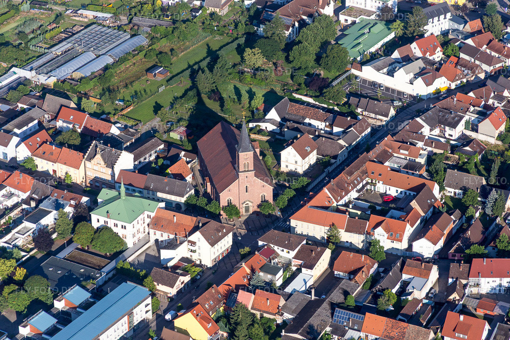Luftbild: Evangel. Kirche Wiesental im Ortsteil Wiesental in Waghäusel im Bundesland Baden-Württemberg in Deutschland. Foto: IMG_092367.jpg vom 01.08.2016 durch Werner Riehm/FLY-FOTO.de