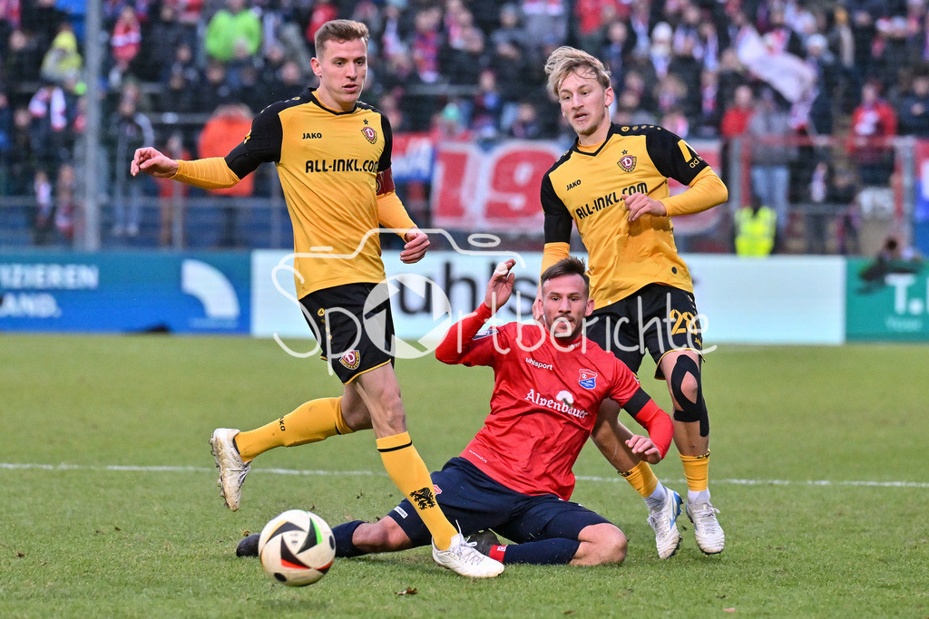 SpVgg Unterhaching - Dynamo Dresden | v. l. Niklas HAUPTMANN (Dynamo Dresden 27) / Simon SKARLATIDIS (UHG #30) und Sascha RISCH (Dynamo Dresden 28) / Zweikampf / 3. Liga: SpVgg Unterhaching - Dynamo Dresden, Uhlsportpark am 21.12.2024