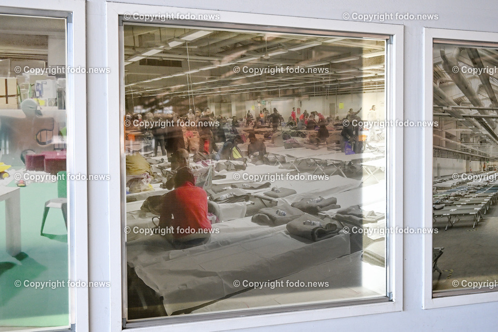 PVZ_ Postverteilerzentrum Linz_ Asylunterkunft_ 21.03.2023-37 | 21.03.20123, Postcity, PVZ, AUT, Postverteilerzentrum Linz, Asylunterkunft, im Bild Rotes Kreuz, Asylunterkunft wird geraeumt, Lager, Schlafstelle, Halle