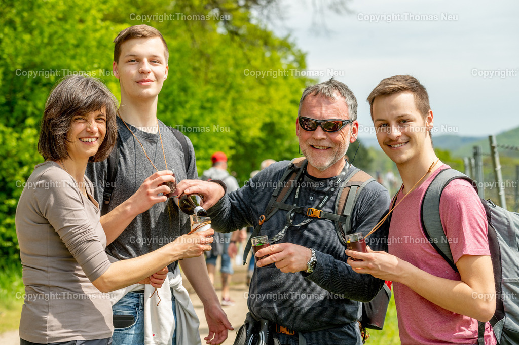 DSC_9870 | bre, Bergsträßer Weinlagenwanderung,,Rast oberhalb des Fürstenlagers, kleine Stärkung aus der Flasche im Rucksack,  Bild: Thomas Neu
