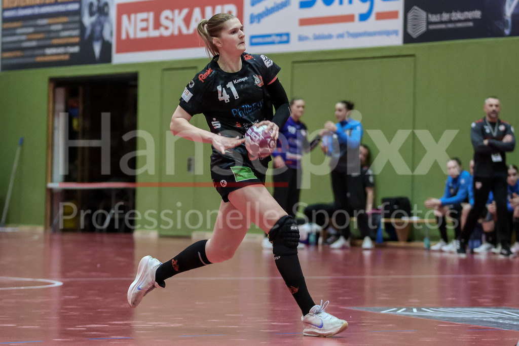 Handball, 2. Bundesliga Frauen, SV Werder Bremen - HL Buchholz 08-Rosengarten | v.li.: Wiebke Meyer (HL Buchholz 08-Rosengarten, 41) am Ball, Spielszene, Aktion, Action