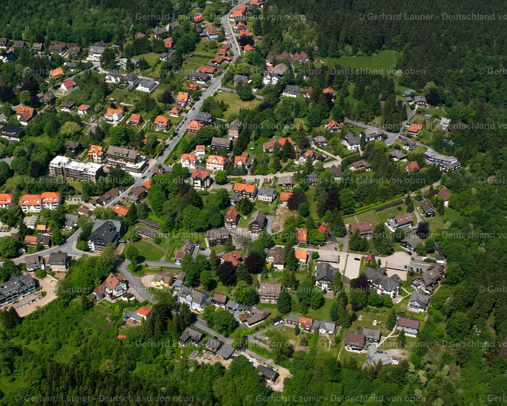 2638637 | HAHNENKLEE-BOCKSWIESE 09.06.2006 Wald- Gebiete und Forstflächen umsäumen das Siedlungsgebiet des Dorfes in Hahnenklee-Bockswiese im Bundesland Niedersachsen, Deutschland // Village - view on the edge of forested areas in Hahnenklee-Bockswiese in the state Lower Saxony, Germany Foto: Gerhard Launer
