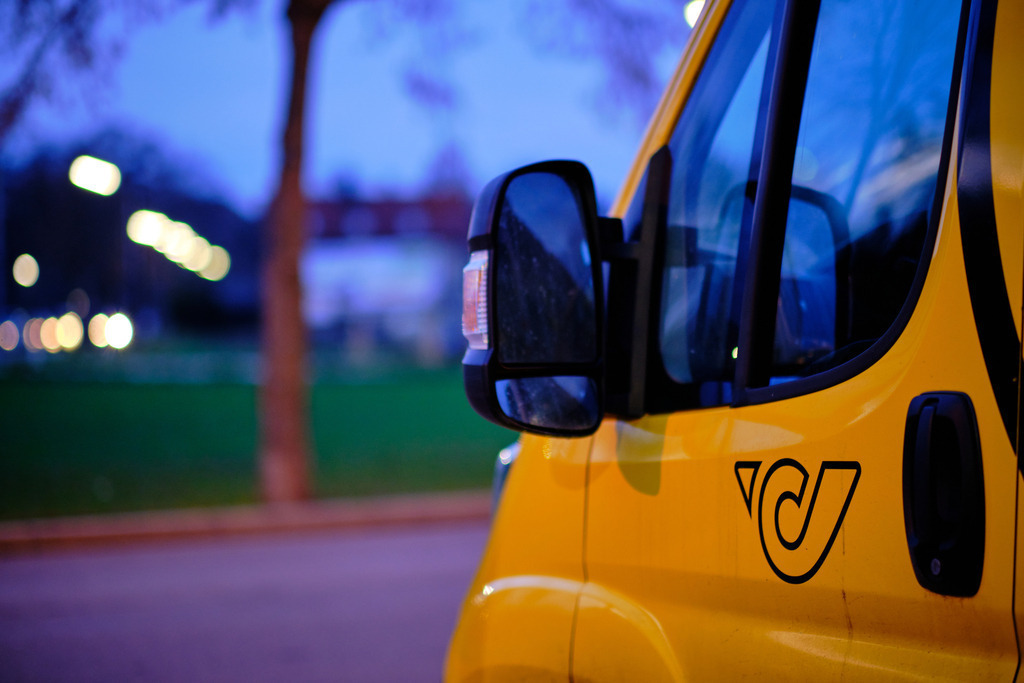 abgestellter Post Lieferwagen im Wohngebiet | Wien, Austria - January 09, 2021: abgestellter Post Lieferwagen im Wohngebiet, im Hintergrund Häuser. - Realisiert mit Pictrs.com