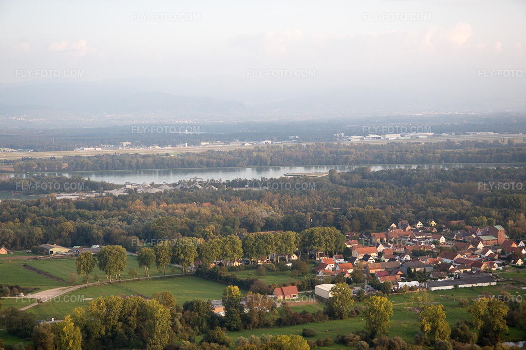 Aerial view: View of the town in Fort-Louis in the state Bas-Rhin, France.Photo: IMG_074351.jpg taken on 10/04/2014 by Werner Riehm/FLY-FOTO.comResolution of the original: 5472 x 3648 px