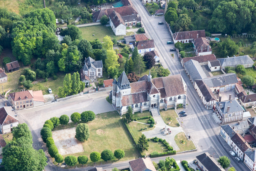 Aerial view: View of the town in Auxon in the state Aube, France. – Photo: IMG_101321.jpg taken on 06/25/2017 by Werner Riehm/FLY-FOTO.com – Resolution of the original: 5258 x 3505 px