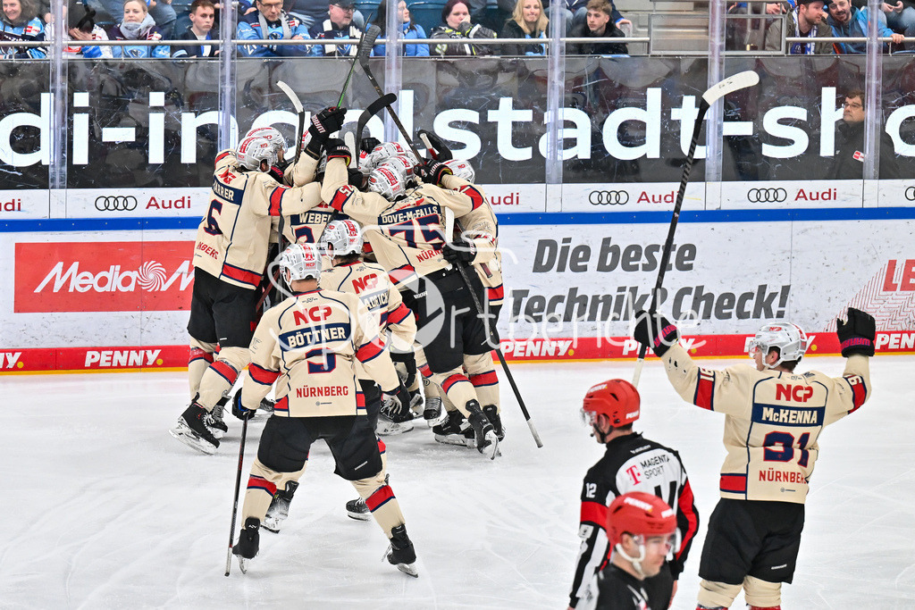 ERC Ingolstadt - Nuernberg Ice Tigers | Grenzeloser Jubel der Ice Tigers nach dem Siegtreffer zum 5-6 in der Verlaengerung durch Hayden SHAW (Nuernberg Ice Tigers 82) / Treffer / DEL: ERC Ingolstadt - Nuernberg Ice Tigers, Saturn Arena am 21.03.2025