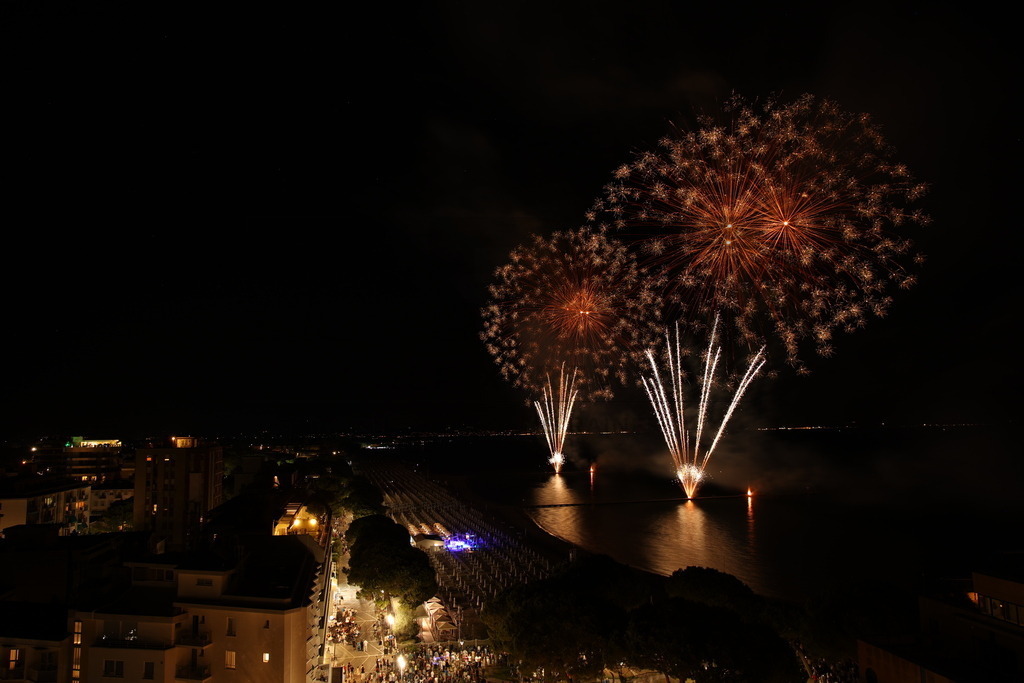 Ferragosto Fireworks in Grado, Italy | GRADO, ITALY, 15.AUG.26 - FIREWORKS - Ferragosto fireworks over the Adriatic Sea in Grado, Italy. Colorful fireworks light up the night sky above the beach, coastline and waterfront during the traditional summer celebration. - Realisiert mit Pictrs.com