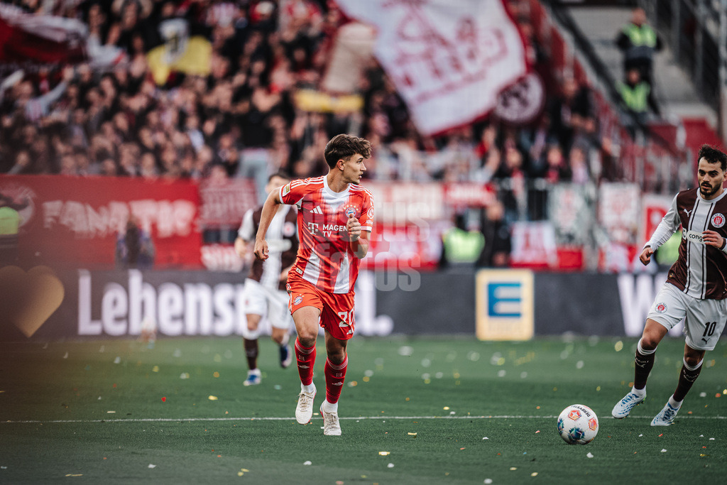 Fußball | Männer | Saison 2025/2026  | Fußball-Bundesliga | 29. Spieltag | FC St. Pauli vs. FC Bayern München | 11.04.2026 | Tom Bischof (#20, FC Bayern München) am Ball