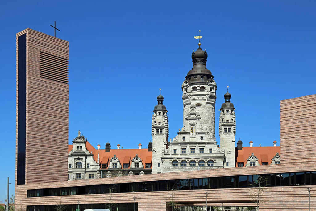Propsteikirche St. Trinitatis und Neues Rathaus | Entdecke über 20 Kategorien Leipzig-Motive: Foto-Downloads, hochwertige Poster, Leinwand- & Fine-Art-Prints. Jetzt Lieblingsfoto im Bildlexikon Leipzig Shop bestellen!