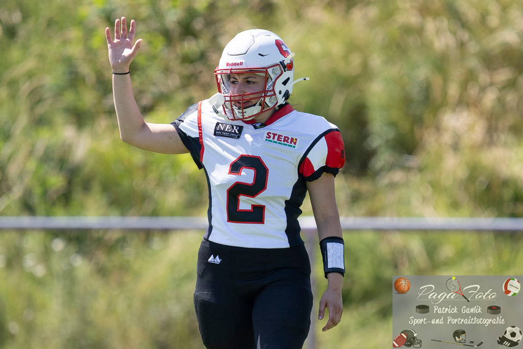 GFLW 1: German Football League Women 1: Rodgau Pioneers Ladies - Stuttgart Scorpions Sisters, 07.06.2026 | Lamis Nada Guerrouchi (Stuttgart Scorpions Sisters #2) hebt den Arm, Freisteller, Portrait / Porträt, Rodgau Pioneers Ladies - Stuttgart Scorpions Sisters, Rodgau, Maingau-Energie-Stadion "Am Weichsee", 7.6.2026 - Realisiert mit Pictrs.com