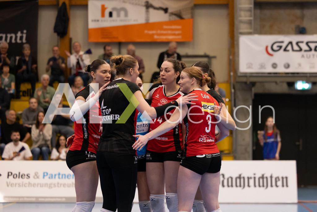 Volleyball I Frauen I Saison 2025-2026 I Volleyball NLA | Women I 1/2 Finals I  VC Kanti Schaffhausen - Sm'Aesch Pfeffingen I 07.03.2026 | VC Kanti Schaffhausen Spielerinnenkreis - Realisiert mit Pictrs.com