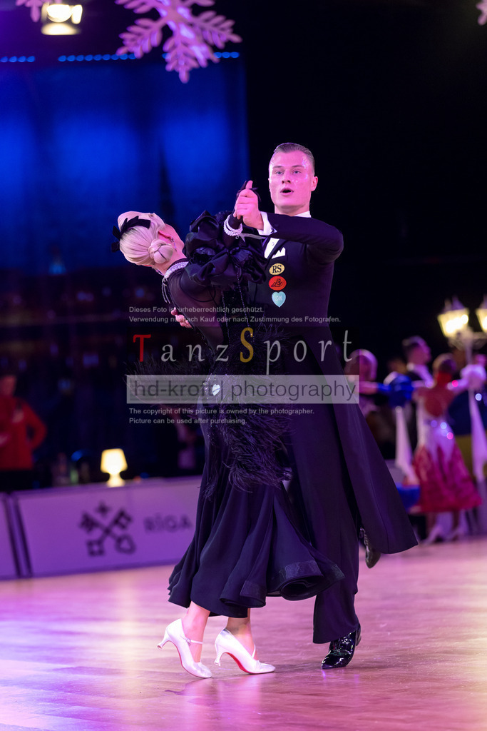 20241215_WDSF_Int_Open_Std-Riga-9968 | Tanzsportbilder, Standardtanz, Lateintanz, WDSF, DTV, LTVB, dancecomp, goc, hessen tanzt, blaues band der spree, walzer, tango, wiener walzer, slowfox, quickstepp, samba, rumba, cha-cha-cha, paso doble. jive, hd-kroft photography, turniertanzsport