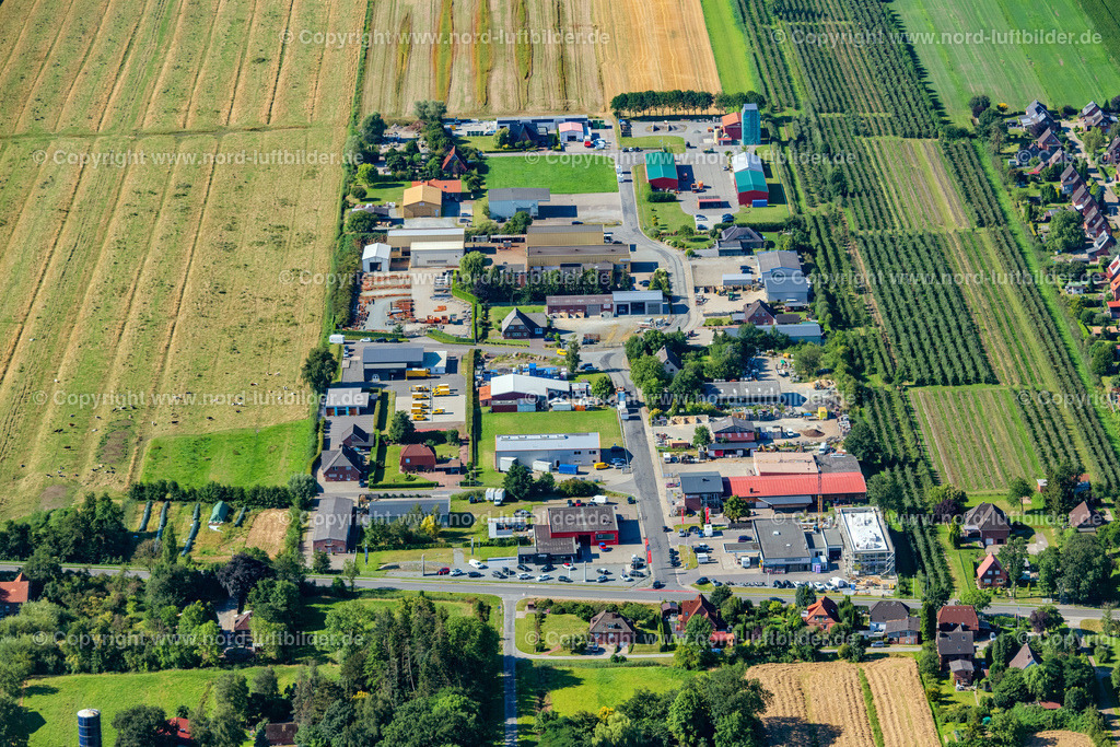 Drochtersen_Gewerbegebiet_ELS_6854110622 | DROCHTERSEN 11.08.2022 Gewerbegebiet und Firmenansiedlung in Drochtersen im Bundesland Niedersachsen, Deutschland. // Industrial estate and company settlement in Drochtersen in the state Lower Saxony, Germany. Foto: Martin Elsen