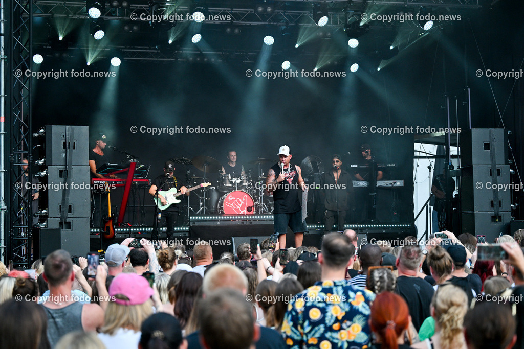 Posthof_ Pietro Lombardi_ 22.06.2023-14 | 22.06.2023, Linz, AUT, Posthof, Open Air Konzert Pietro Lombardi, im Bild Pietro Lombardi und Zuschauer, Konzertbesucher, Fans