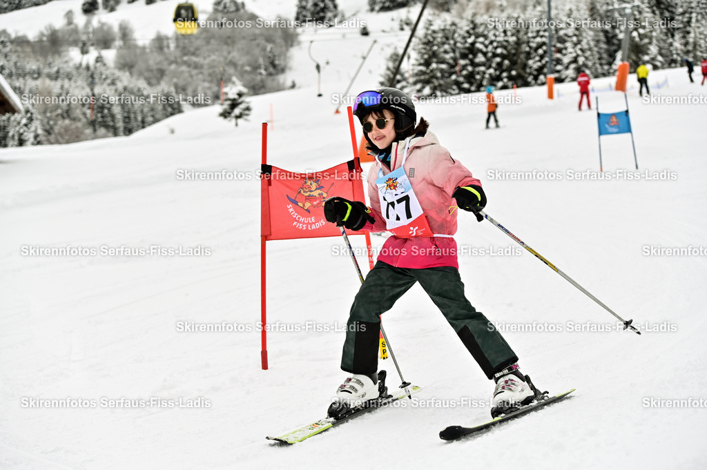 SRF_20.02.2026_0932 | Skirennfotos,Serfaus,Fiss,Ladis,Kinderskirennen,Winter,Tirol,Oberland,skirace,SFL,feelfree,weil wir's genießen,ski,Ski,skifahren,Sonnenplateau, - Realisiert mit Pictrs.com