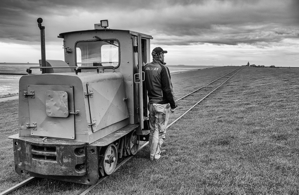 Lorenbahn des LKN.SH © Holger Rüdel | Der Online-Shop von Holger Rüdel. Ausgewählte Fotografien als FineArt-Prints bestellen: Bildreportagen, Landschaften, Wildlife, History, Infrarot-Motive in Schwarzweiß und Verschiedenes.  - Realisiert mit Pictrs.com