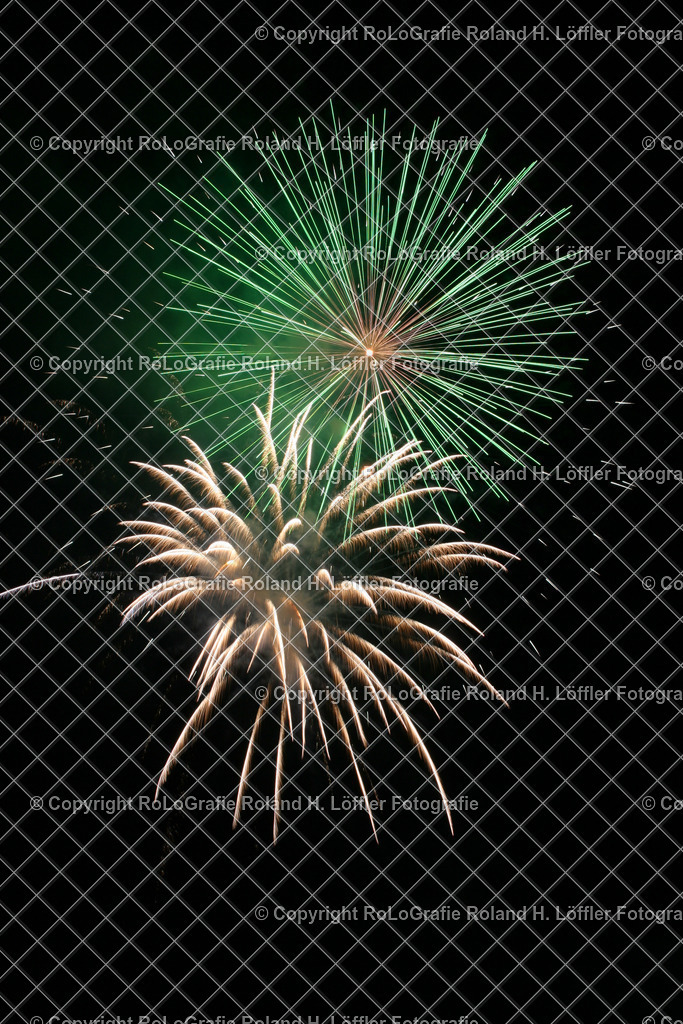 Feuerwerk_12 | Grüner und weißer Feuerwerksterne - Realisiert mit Pictrs.com