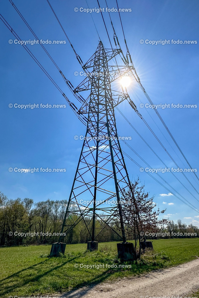 Strommast_ Stromleitung_ Stromleitungen_ Strom_ Stromausfall_ 07.04.2023-16 | 07.04.2023, Linz, AUT, Strom, im Bild Themenbild, Strommast, Stromleitung, Stromleitungen, Strom, Stromausfall, Hochspannung, Black Out, Power, Energy, Symbolbild, Feature
