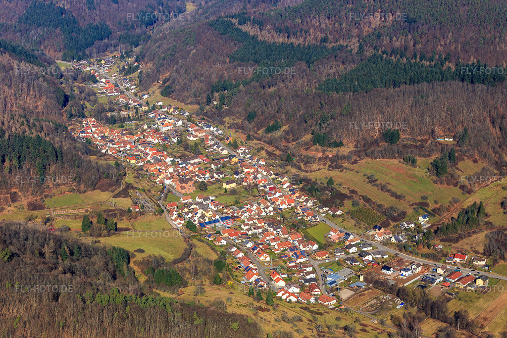 Luftbild: Ortsübersicht im Pfälzerwald aus Süden in Eußerthal im Bundesland Rheinland-Pfalz in Deutschland. Foto: IMG_097011.jpg vom 25.02.2017 durch Werner Riehm/FLY-FOTO.de