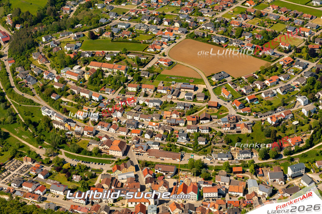 Das Luftbild zeigt :  Altmannstein - Die Luftaufnahme wurde 2024 vom UL-Flugzeug aus erstellt ( keine Drohne ) - Hochauflösende Luftaufnahme - Für grossformatige Ausdrucke geeignet. Die Geschenkidee !Mit Lizenz und Bildrechte bestellbar