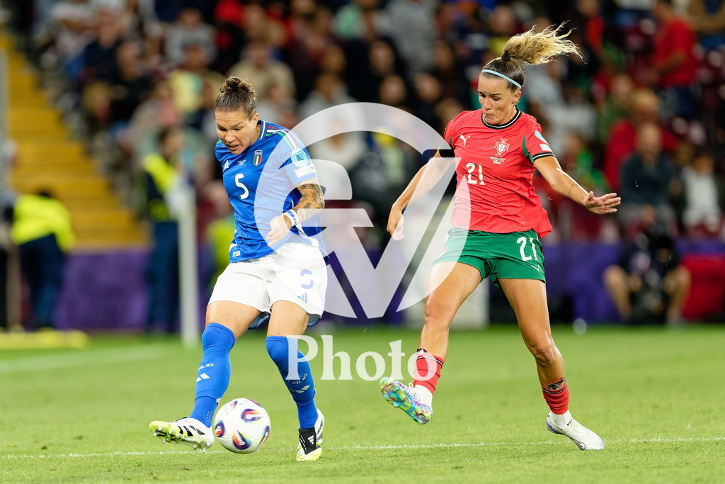 Portugal v Italy - UEFA Women's EURO 2025 Group B | GENEVA, SWITZERLAND - JULY 7: Elena Linari of Italy (L)  passes the ball under pressure from Ana Capeta of Portugal (R)   during the UEFA Women's EURO 2025 Group B match between Portugal and Italy at Stade de Geneve on July 7, 2025 in Geneva, Switzerland. (Photo by Giuseppe Velletri/Sports Press Photo/Getty Images)