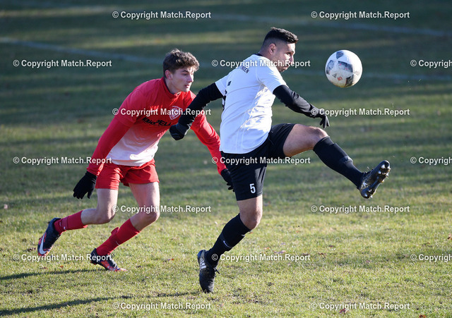 ulm | Fussball Kreisliga A 2  2018/2019    18.11.2018SG Rexingen / Dettingen - ASV NordstettenGueney Balicik (re, SG R /D) gegen Bastian Weinstein (li, ASV)FOTO: ULMER PressebildagenturxxNOxMODELxRELEASExx