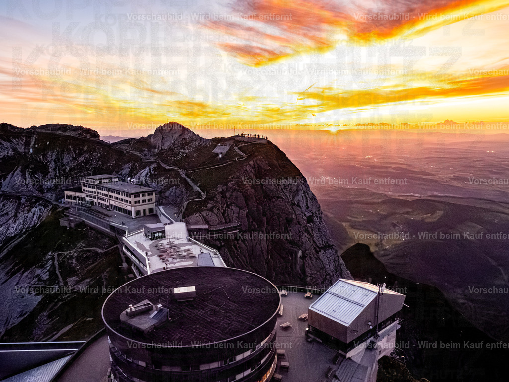 Sonnenuntergang auf dem Pilatus | Sonnenuntergang auf dem Pilatus mit warmem Abendlicht, leuchtenden Wolken und Blick über die Zentralschweiz. Eine ruhige Bergserie zwischen Fels, Himmel und letzter Tagesfarbe. - Realisiert mit Pictrs.com