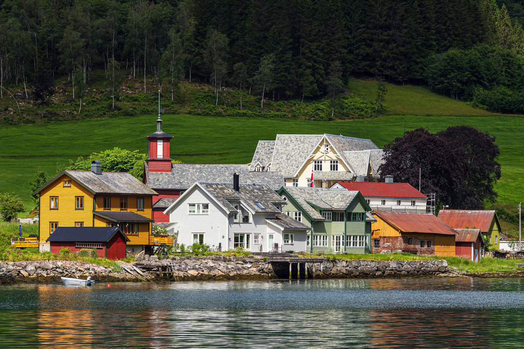 Häuser und Kirche in Fjærland in Norwegen | Häuser und Kirche in Fjærland in Norwegen.