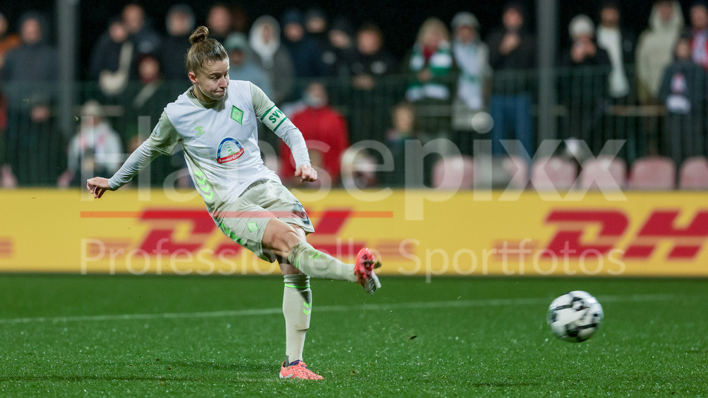 Fussball, DFB-Pokal Frauen, RB Leipzig - SV Werder Bremen | Michelle Ulbrich (SV Werder Bremen, 5) beim Elfmeterschießen, DIE DFB-RICHTLINIEN UNTERSAGEN JEGLICHE NUTZUNG VON FOTOS ALS SEQUENZBILDER UND/ODER VIDEOÄHNLICHE FOTOSTRECKEN. DFB REGULATIONS PROHIBIT ANY USE OF PHOTOGRAPHS AS IMAGE SEQUENCES AND/OR QUASI-VIDEO.