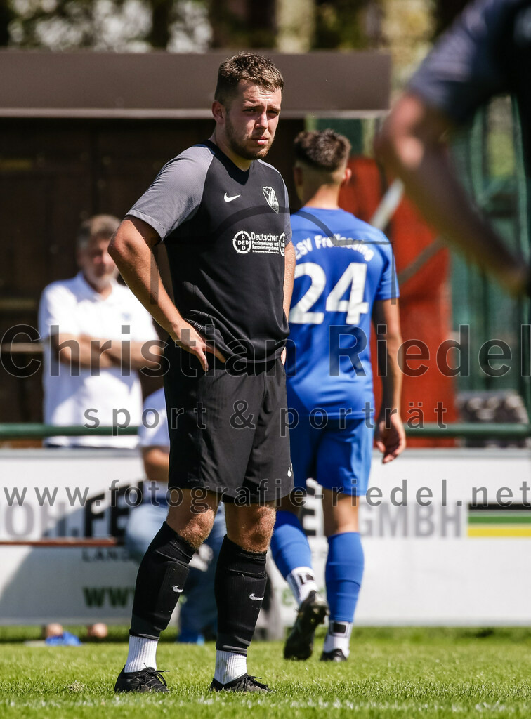 2023-08-12_097_FC_Langengeisling_gegen_ESV_Freilassing | Erding, Deutschland, 12.08.2023:
Fußball, Bezirksliga Oberbayern Ost 2023 / 2024, 4. Spieltag, FC Langengeisling gegen ESV Freilassing, Endergebnis: 2:1

David Riederle (FC Langengeisling, #21)

Foto: Christian Riedel / fotografie-riedel.net