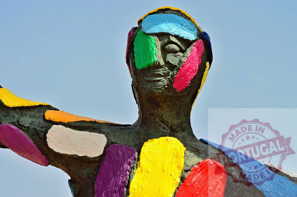 Colorful abstract human sculpture against blue sky. Spain - Barcelona | Abstract art sculpture painted in bright colors representing human creativity and expression - Realisiert mit Pictrs.com
