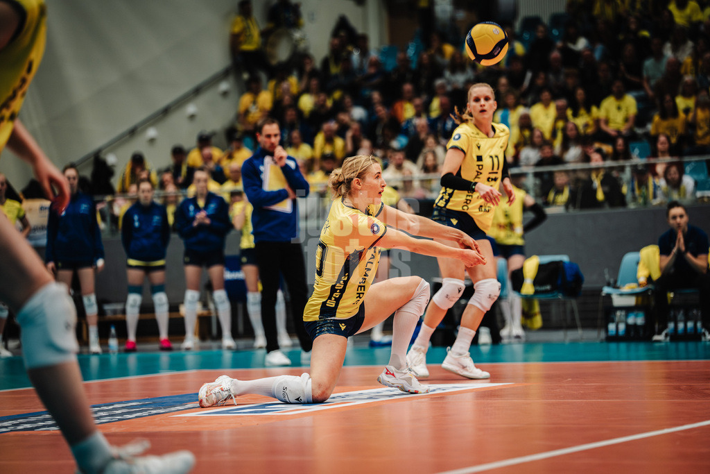 Volleyball | Frauen | Saison 2025/2026 | Volleyball Bundesliga | ETV Hamburger Volksbank Volleys vs. SSC Palmberg Schwerin | 17.01.2026 | Helena Kok (#20, SSC Palmberg Schwerin) nimmt den Ball an