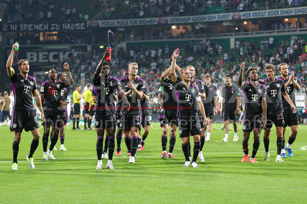 Fussball, Bundesliga, SV Werder Bremen - FC Bayern München | v.li.: Spieler des FC Bayern München mit Jubel über den Sieg, Freude über das gewonnene Spiel, bedanken sich bei den Fans, Zuschauern für die Unterstützung, DIE DFL-RICHTLINIEN UNTERSAGEN JEGLICHE NUTZUNG VON FOTOS ALS SEQUENZBILDER UND/ODER VIDEOÄHNLICHE FOTOSTRECKEN. DFL REGULATIONS PROHIBIT ANY USE OF PHOTOGRAPHS AS IMAGE SEQUENCES AND/OR QUASI-VIDEO.