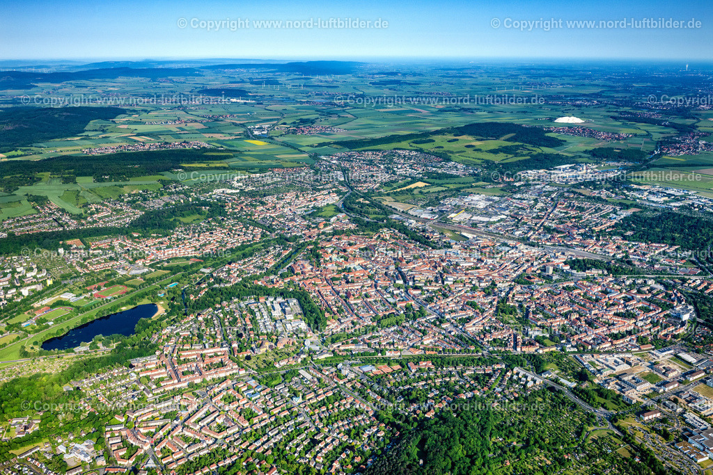 Hildesheim_ELS_4152050623 | HILDESHEIM 05.06.2023 Stadtgebiet mit Außenbezirken und Innenstadtbereich am Rand von landwirtschaftlichen Feldern und Ackerflächen in Hildesheim im Bundesland Niedersachsen, Deutschland. Weiterführende Informationen bei: Stadtverwaltung Hildesheim. // Urban area with outskirts and inner city area on the edge of agricultural fields and arable land in Hildesheim in the state Lower Saxony, Germany. Further information at: Stadtverwaltung Hildesheim. Foto: Martin Elsen