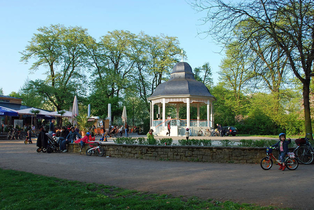 Foto: Leipzig - Musikpavillon | Das Team hinter BILDLEXIKON LEIPZIG bündelt historische wie aktuelle Informationen über die Stadt Leipzig in Text und Bild auf einer Plattform und stellt diese der interessierten Öffentlichkeit zur Verfügung.