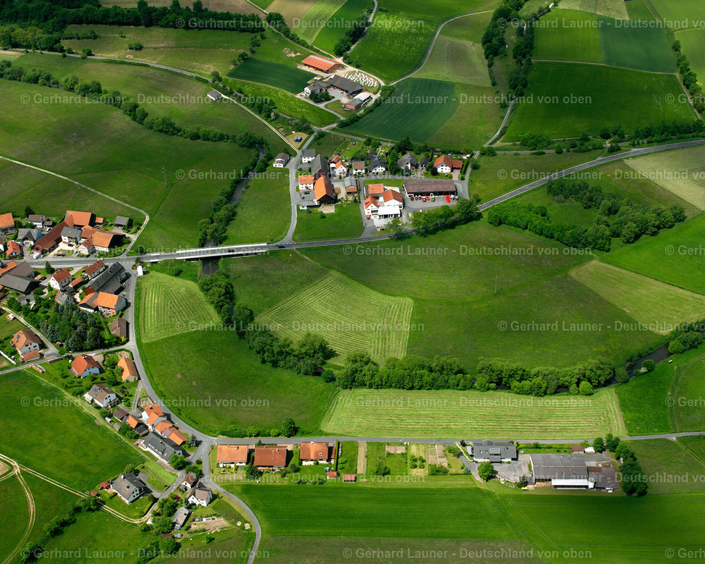 2615562 | ÜTZHAUSEN 09.06.2006 Landwirtschaftliche Nutzflächen und Feldgrenzen  umsäumen das Siedlungsgebiet des Dorfes in Ützhausen im Bundesland Hessen, Deutschland // Agricultural land and field boundaries surround the settlement area of the village  in Ützhausen in the state Hesse, Germany Foto: Gerhard Launer