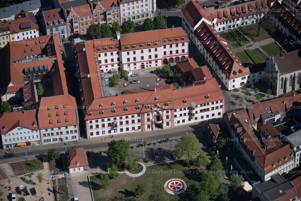 4026404 | ERFURT 07.05.2020 Verwaltungsgebäude der staatlichen Behörde " Thüringer Staatskanzlei " in der Regierungsstraße in Erfurt im Bundesland Thüringen, Deutschland. // Administrative building of the State Authority " Thueringer Staatskanzlei " in of Regierungsstrasse in Erfurt in the state Thuringia, Germany. Foto: Gerhard Launer